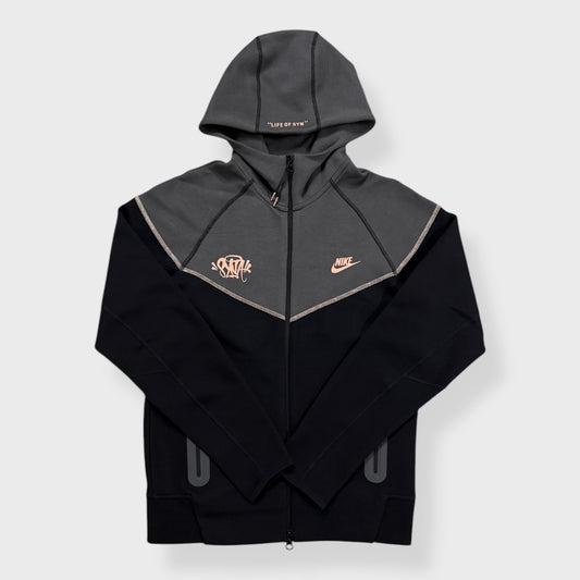 Nike x Central Cee tech fleece Hoodie
Black/Metallic Red Bronze